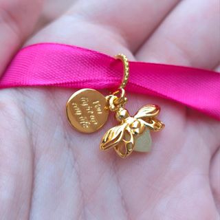 CHARM LUCIERNAGA DORADA CON ALAS