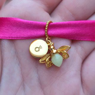 CHARM LUCIERNAGA DORADA CON ALAS
