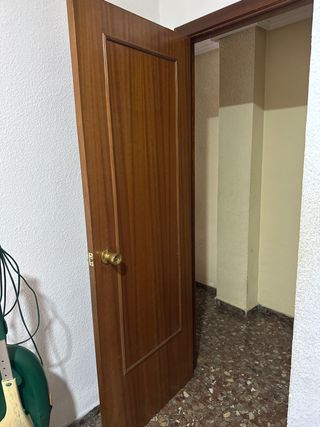 Puerta madera maciza