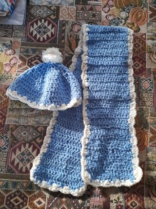 Cappello e sciarpa uncinetto azzurri fatti a mano