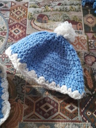 Cappello e sciarpa uncinetto azzurri fatti a mano