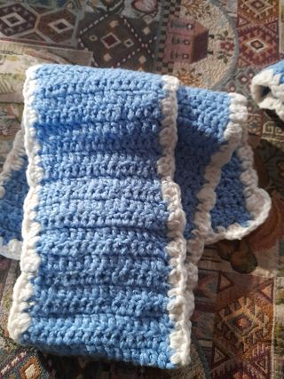 Cappello e sciarpa uncinetto azzurri fatti a mano