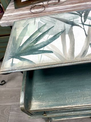 Mesita auxiliar alta con cajón y estante