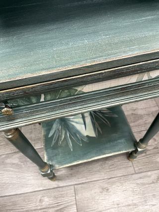 Mesita auxiliar alta con cajón y estante