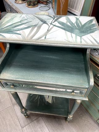 Mesita auxiliar alta con cajón y estante