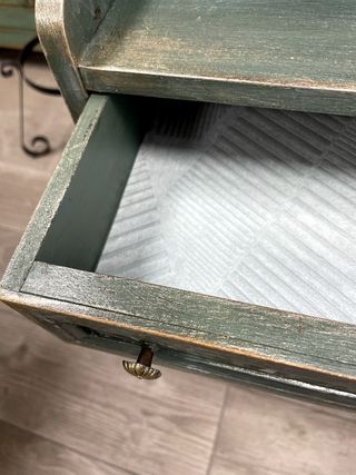 Mesita auxiliar alta con cajón y estante