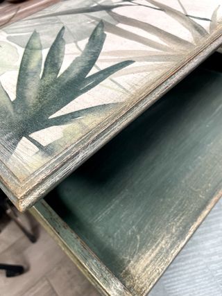 Mesita auxiliar alta con cajón y estante