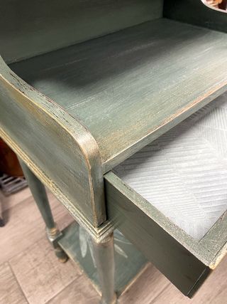 Mesita auxiliar alta con cajón y estante