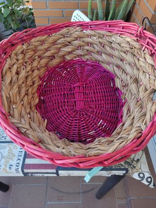 Cesta de mimbre con asa