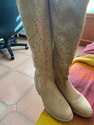 Stivali al ginocchio beige traforati taglia 41