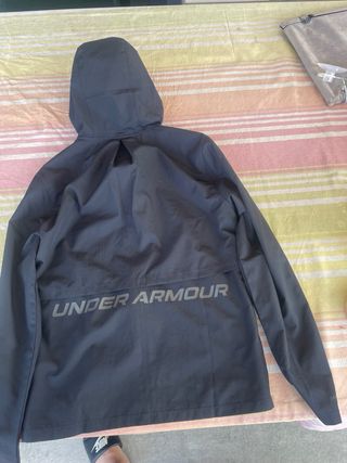 Chaqueta Under Armour Negra con Capucha original