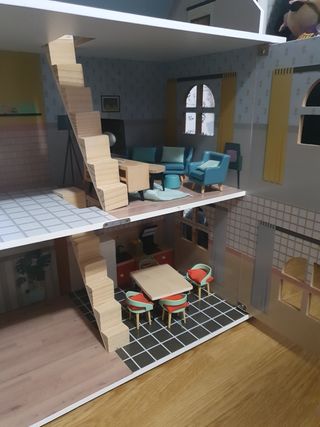 Casita de muñecas de madera