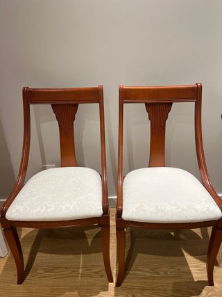 Sillas de madera con tapizado blanco