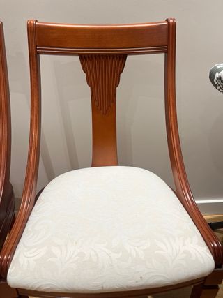 Sillas de madera con tapizado blanco