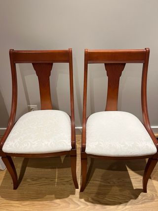 Sillas de madera con tapizado blanco