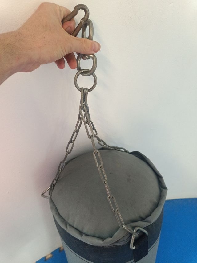 Saco de boxeo gris