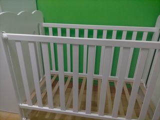Cuna de bebé blanca con dibujos