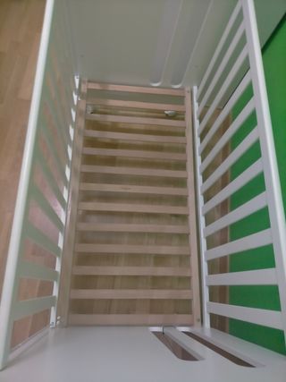 Cuna de bebé blanca con dibujos