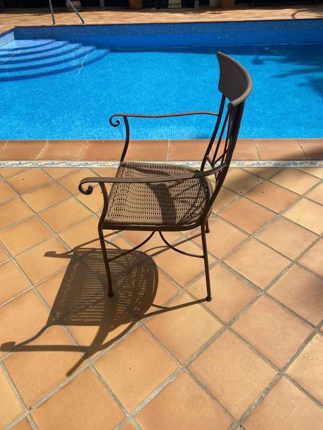 80 Sillas y 20 mesas de jardín de hierro marrón