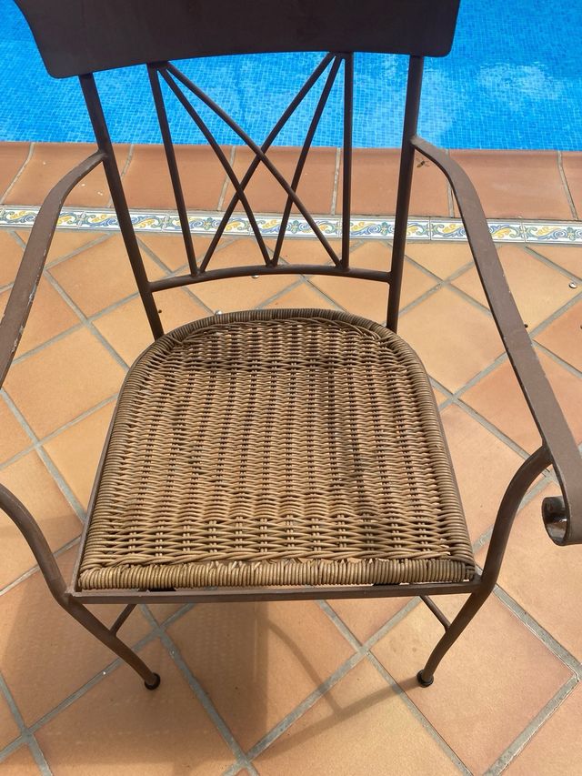 80 Sillas y 20 mesas de jardín de hierro marrón