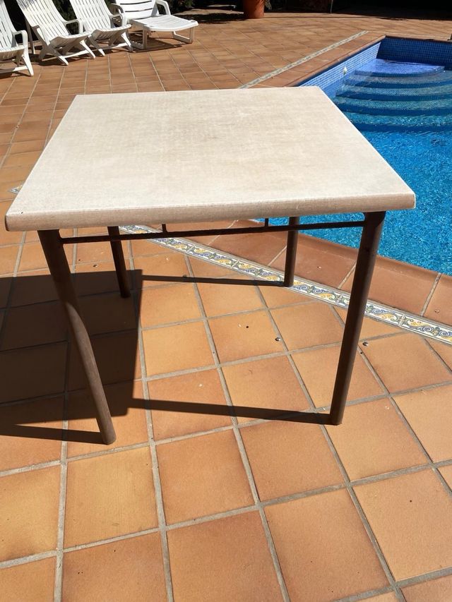 80 Sillas y 20 mesas de jardín de hierro marrón