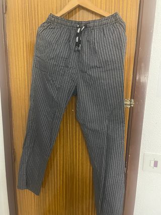 Pantalón de cuadros gris y negro