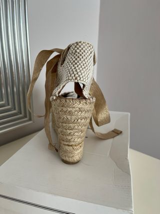 Alpargatas Fabiolas Beige y Doradas