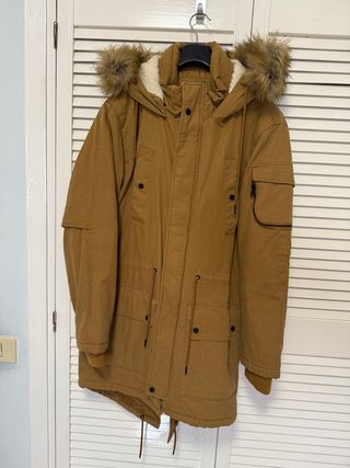 Chaquetón marrón con capucha y pelo