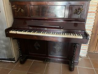 Piano Antiguo de Madera Oscura