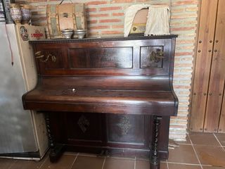 Piano Antiguo de Madera Oscura