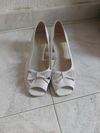 Zapatos blancos de tacón con lazo