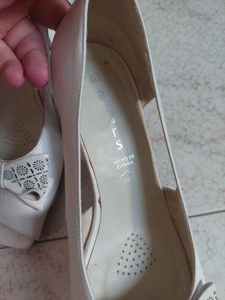 Zapatos blancos de tacón con lazo