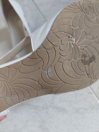 Zapatos blancos de tacón con lazo