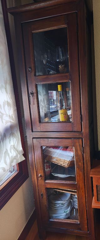 Vitrina de madera con puertas de cristal