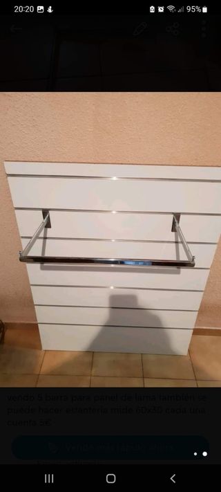 Colgador de metal plateado