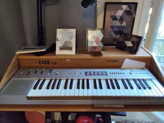 Teclado Casio CT-320 con mueble a medida
