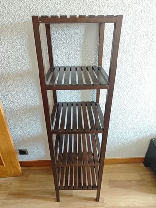 Estantería de madera marrón