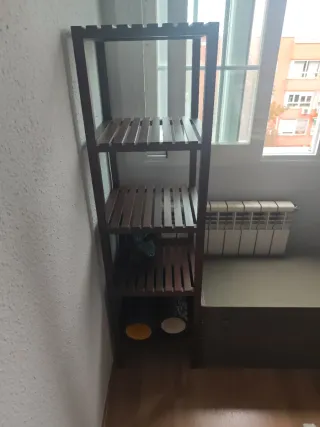 Estantería de madera marrón