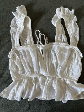 Top blanco con volantes
