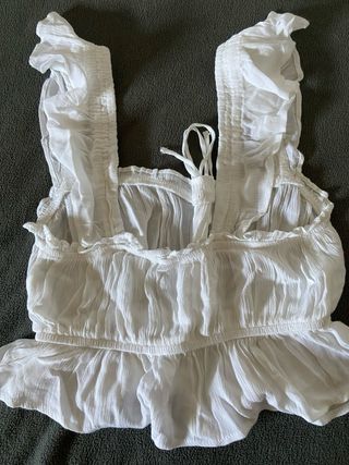 Top blanco con volantes