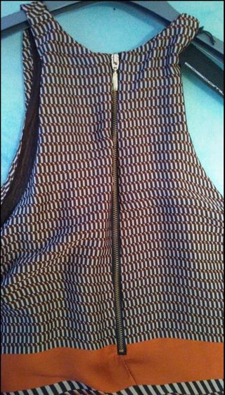 Abito fantasia multicolor con banda arancione