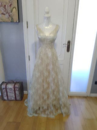 Vestido de fiesta beige y blanco