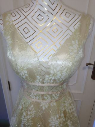 Vestido de fiesta beige y blanco