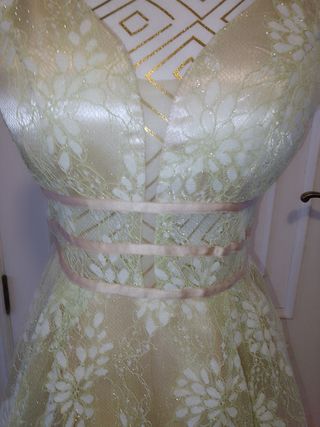 Vestido de fiesta beige y blanco