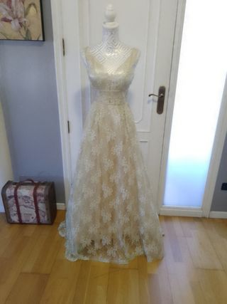 Vestido de fiesta beige y blanco
