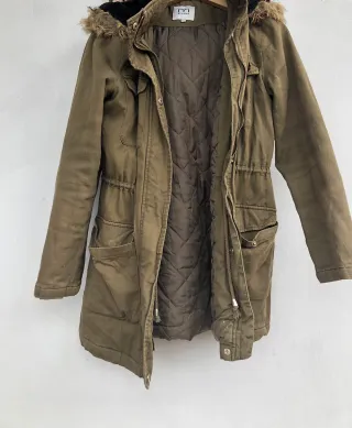 Chaqueta verde con capucha y pelo