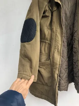 Chaqueta verde con capucha y pelo