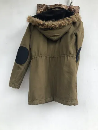 Chaqueta verde con capucha y pelo