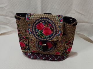 Mochila bordada flores. 