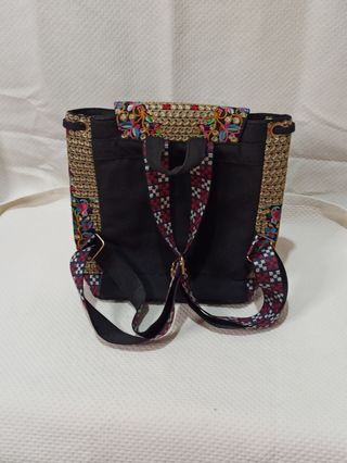 Mochila bordada flores. 